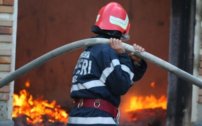  O femeie, scoasă carbonizată după un incendiu la Hârlău – VIDEO