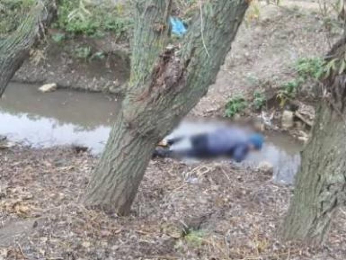  Un bărbat a fost găsit mort într-un pârâu îngheţat