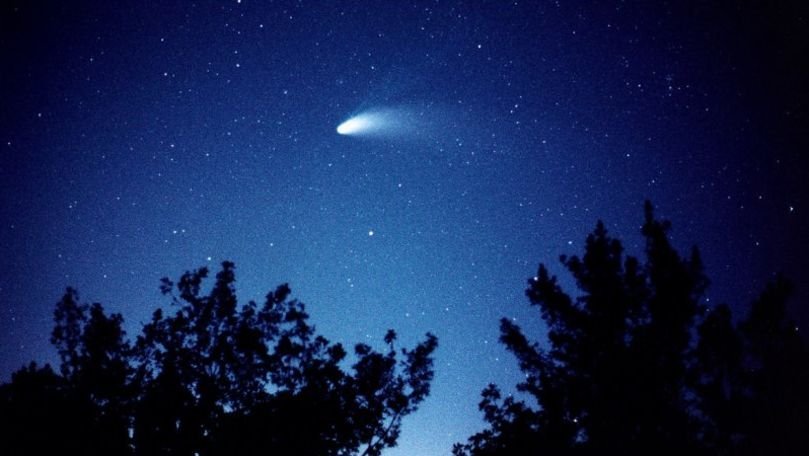  O cometă care poate fi văzută cu ochiul liber se apropie de Pământ. Apare o dată la 50.000 de ani