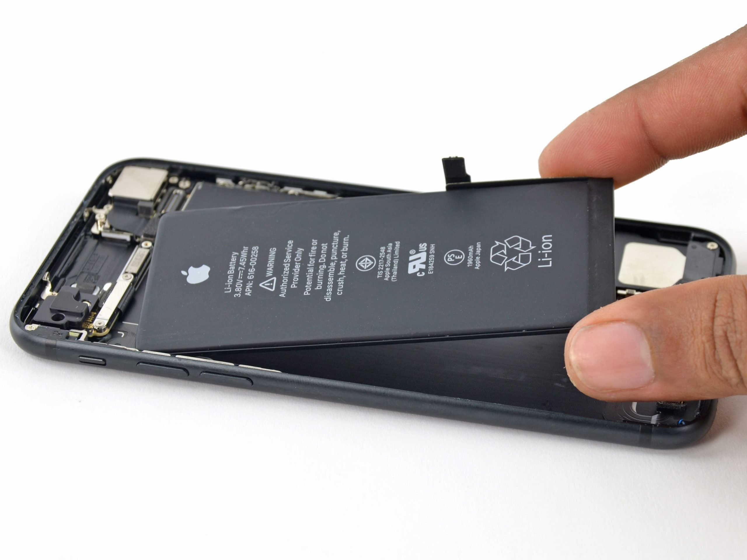  Apple scumpeşte bateriile de schimb
