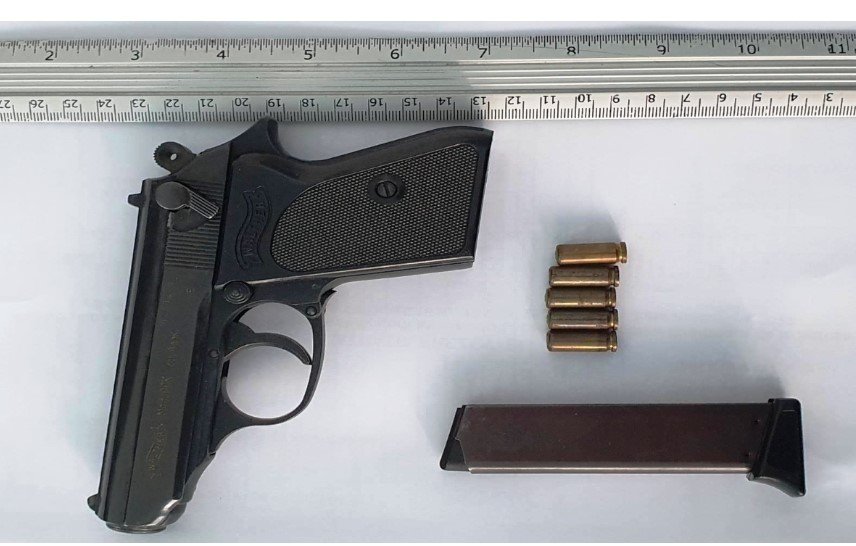  Un pistol marca Walther, un încărcător şi cinci cartuşe, descoperite la Vama Albiţa, la un cetăţean ucrainean