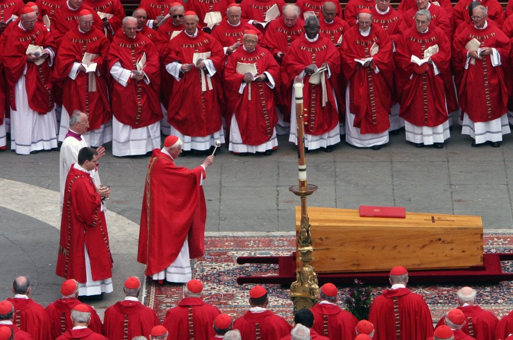  Moartea fostului papă Benedict, anunţată azi la ora 12 în toate bisericile catolice din Dieceza de Iaşi. Vor suna clopotele