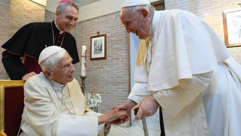  Papa Francisc va oficia funeraliile predecesorului său Benedict al XVI-lea