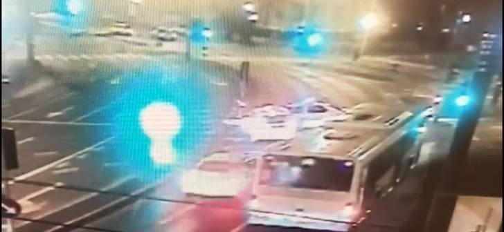  VIDEO Un taxi a intrat din plin într-o mașină a poliției locale