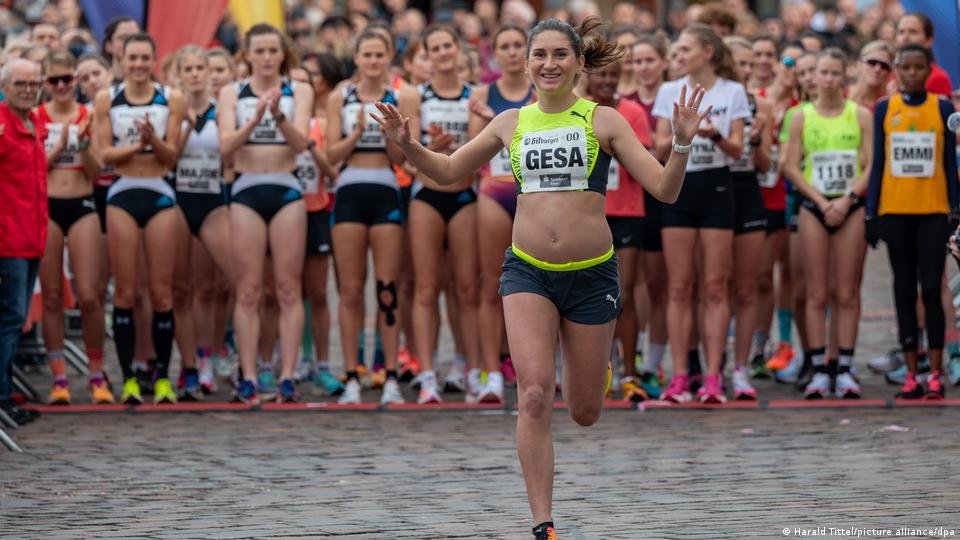  Atleta germană Gesa Krause a alergat cinci kilometri la Trier deşi e însărcinată în cinci luni. Critici dure pe internet
