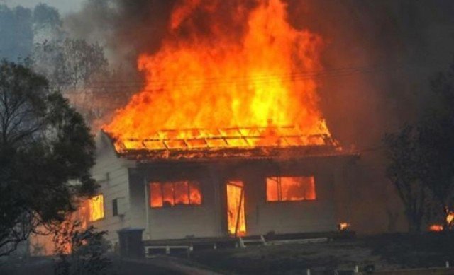  Acoperişul unei case din Madârjac a fost cuprins de flăcări