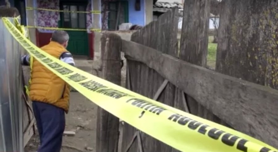  Bacău: Cadavrul carbonizat al unei fete de 16 ani, găsit de familie în curtea casei
