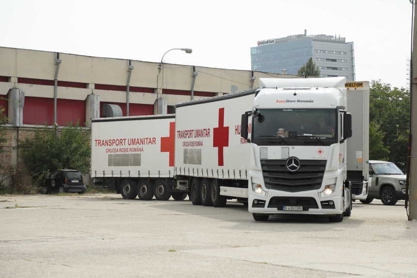  Trei tiruri ale Crucii Roşii Române au plecat în această dimineaţă din Bucureşti spre Ucraina