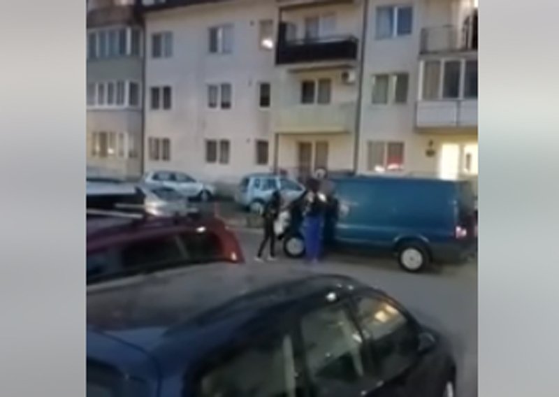  VIDEO Șofer bătut de o femeie pentru că și-a parcat duba pe locul ei
