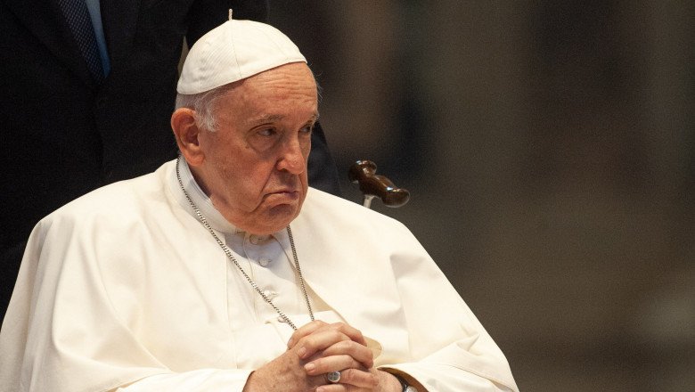  La nici câteva zile după moartea predecesorului său, Papa Benedict, Papa Francisc este obligat să demisioneze