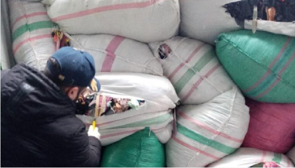  Container încărcat cu peste 15 tone de gunoaie textile, descoperit în Portul Constanţa