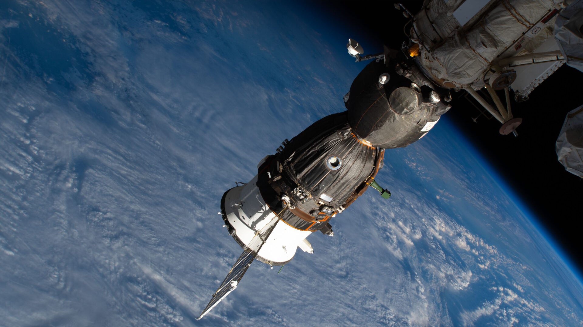  Trei cosmonauți sunt blocați în spațiu, după ce capsula lor a fost lovită de un meteorit