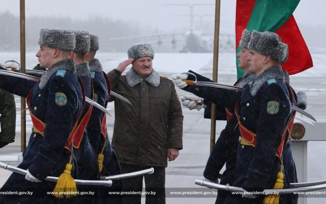  Belarus pune în alertă unitățile de artilerie, în timp ce gruparea militară comună cu Rusia continuă să crească în mărime