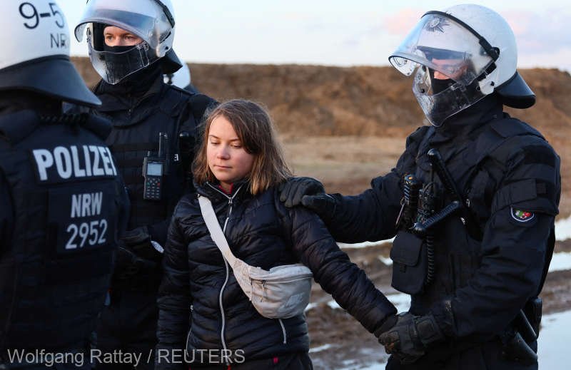  Greta Thunberg a fost reţinută de poliţia germană în timp ce protesta împotriva unei exploatări miniere