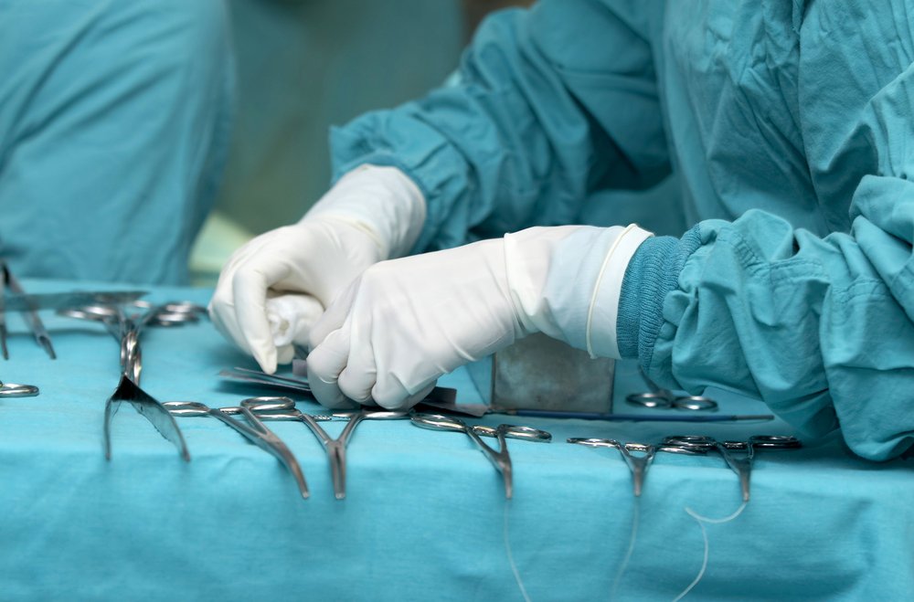  Medicii de la Spitalul de Copii au reimplantat gamba unui adolescent accidentat de tren