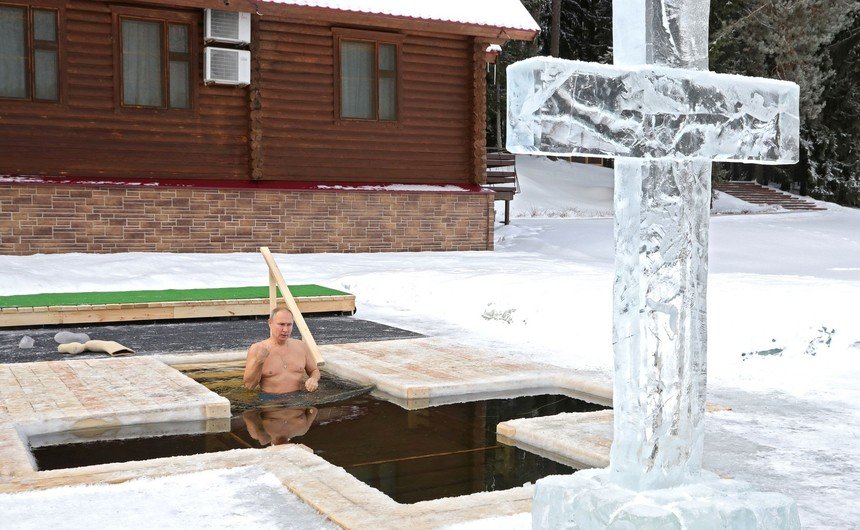  Putin ar fi făcut azi-noapte tradiţionala baie îngheţată de Bobotează, dar nu s-au făcut poze, spune Kremlinul