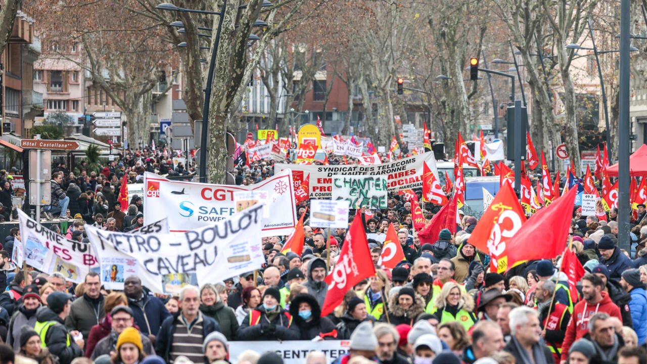  Ciocniri între manifestanţi şi forţe de ordine la Paris, la mobilizarea împotriva creşterii vârstei de pensionare
