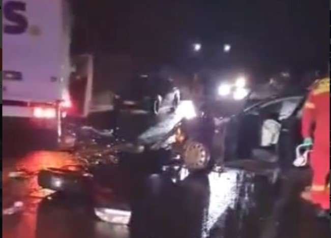  VIDEO – Un autoturism şi o autoutilitară de curierat s-au izbit violent pe DN14: trei persoane au ajuns la spital