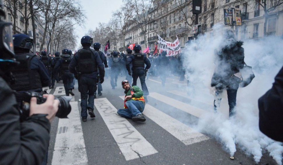  FOTO Centrul Parisului s-a transformat în câmp de luptă. Protestatarii s-au luat la bătaie cu poliția în „Joia Neagră”