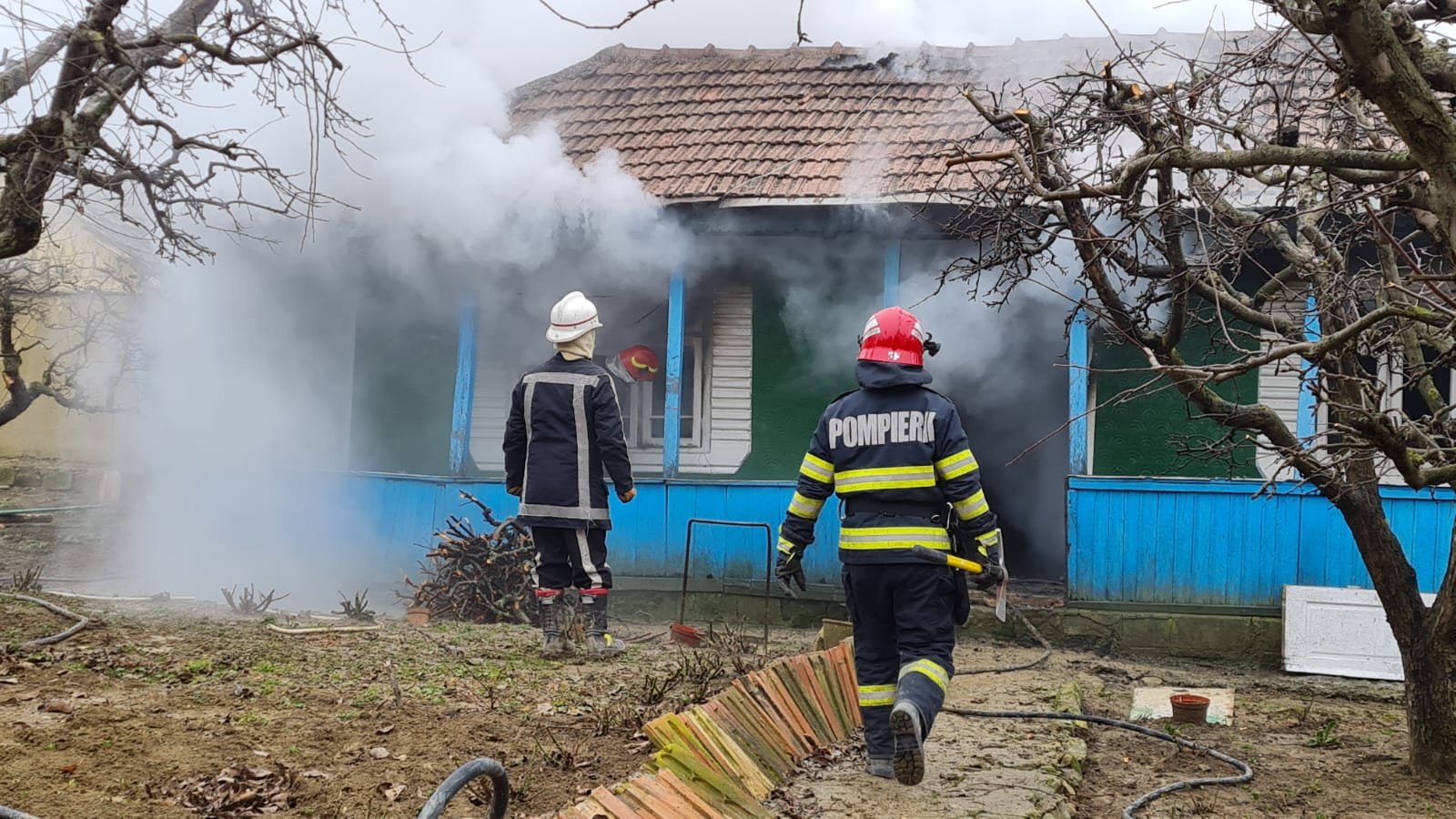  FOTO: O locuinţă din localitatea Pietrăria a fost cuprinsă de flăcări