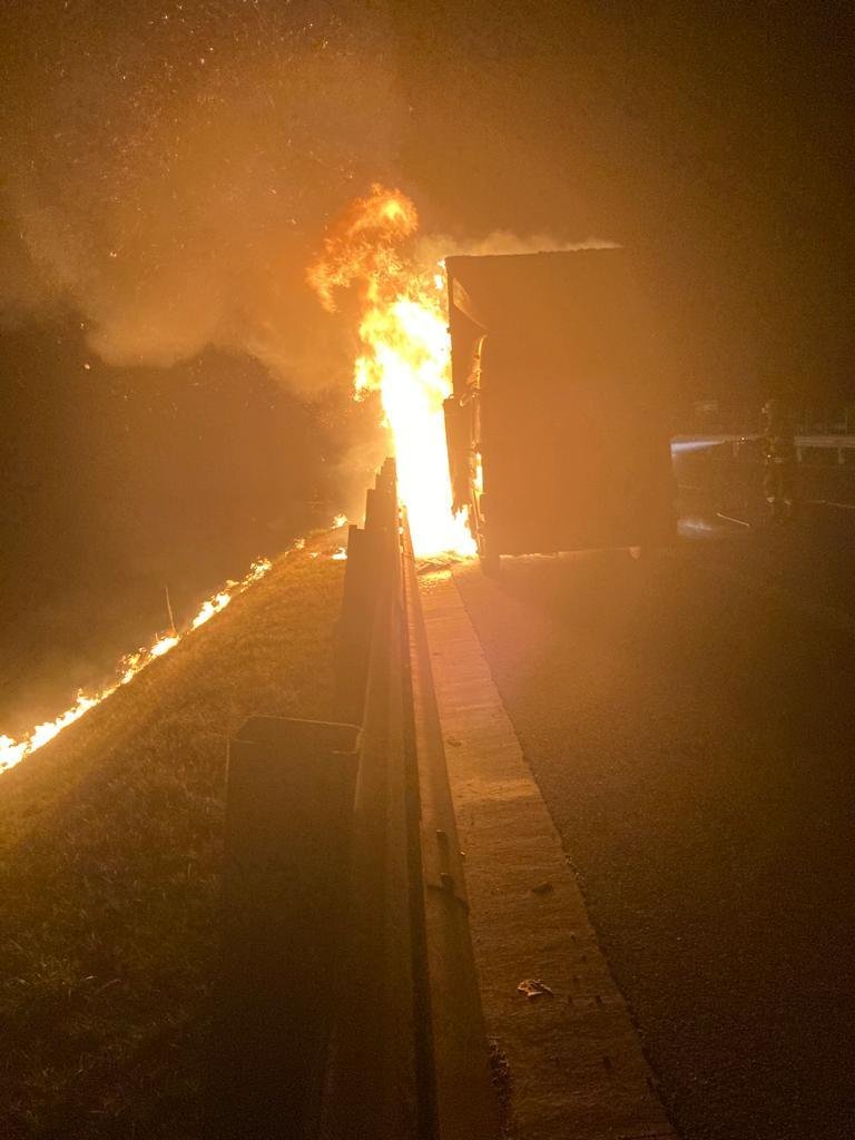 Alba: Un camion care transporta carton a luat foc pe autostrada A 10 – FOTO