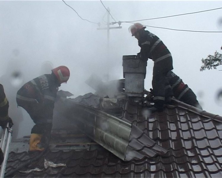  Incendii în Lungani şi Miroslava. Coşurile de fum de la două case au luat foc