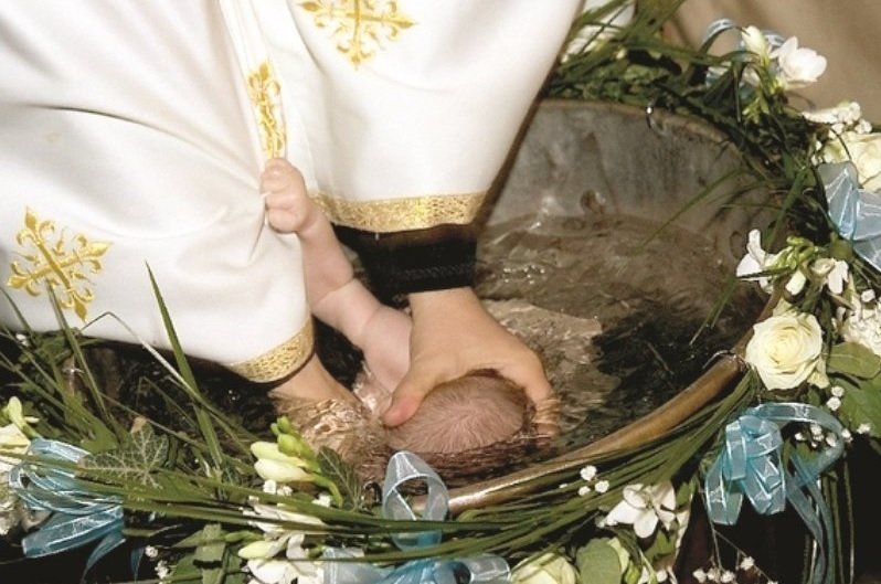 Bebelușul mort la botez în urmă cu doi ani a fost înecat de către preot. Medicii legiști: A fost moarte violentă