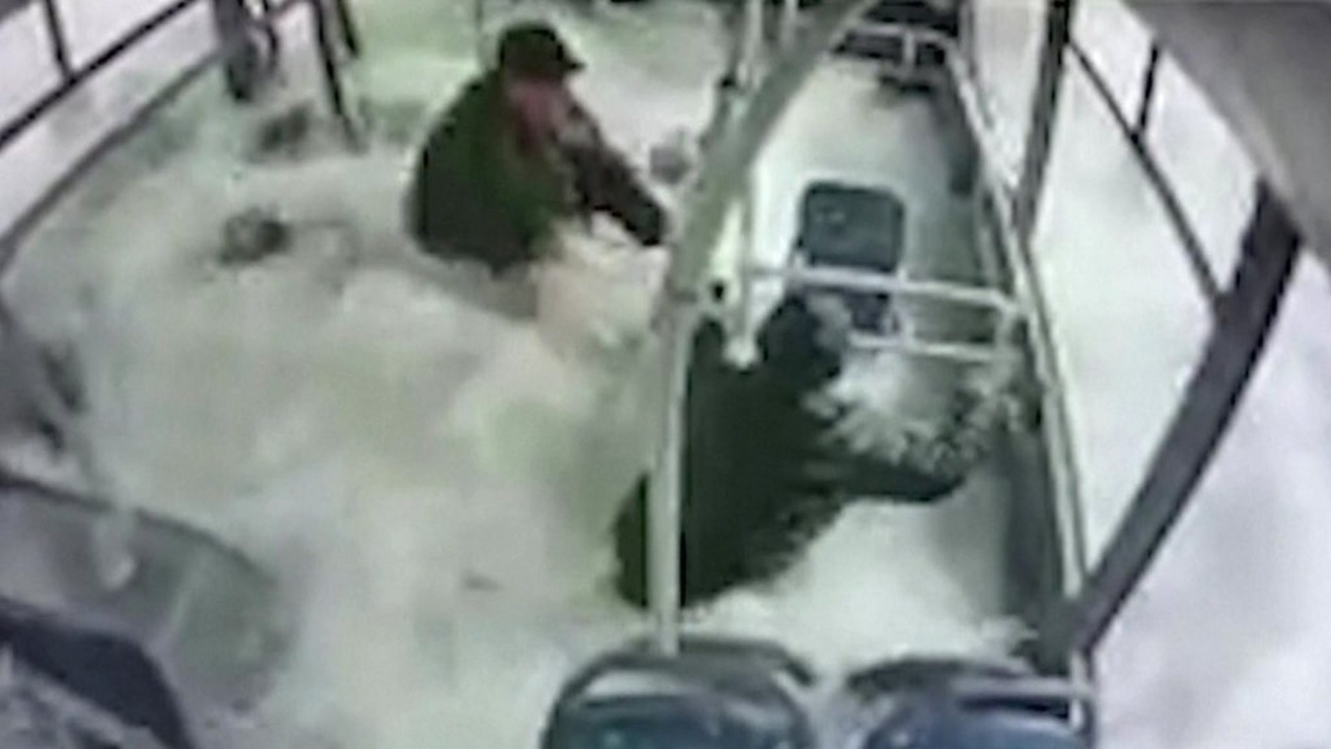  VIDEO Cum se salvează pasagerii unui autobuz căzut în apă adâncă. Filmare din interior în momentul accidentului