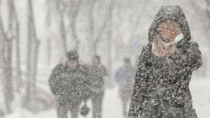  25 de judeţe şi Bucureşti sub cod galben de ninsoare şi viscol până sâmbătă seara. Polei în Moldova