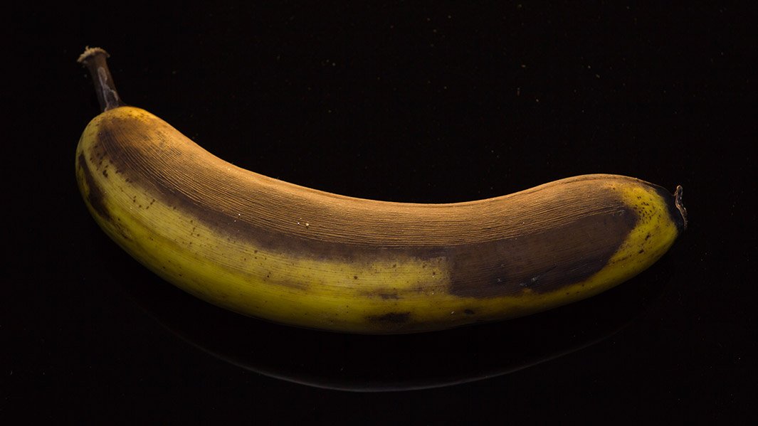  Rugbist, suspendat pentru că a oferit o banană putredă unui coechipier de origine africană