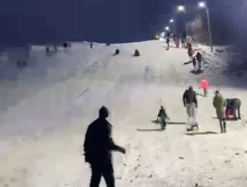  VIDEO S-a deschis pârtia din Valea Lupului! Zeci de ieșeni s-au bucurat de zăpadă și s-au tras cu sania