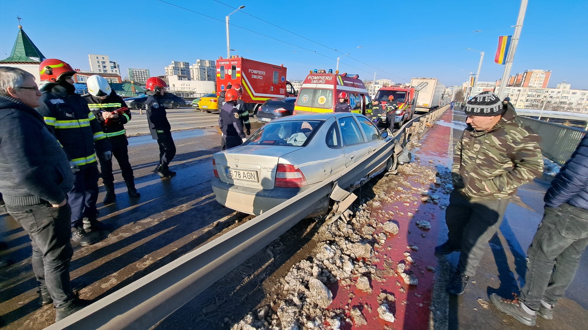  VIDEO – Un autoturism a fost împins pe podul Nicolina în barele de protecţie de pe marginea drumului