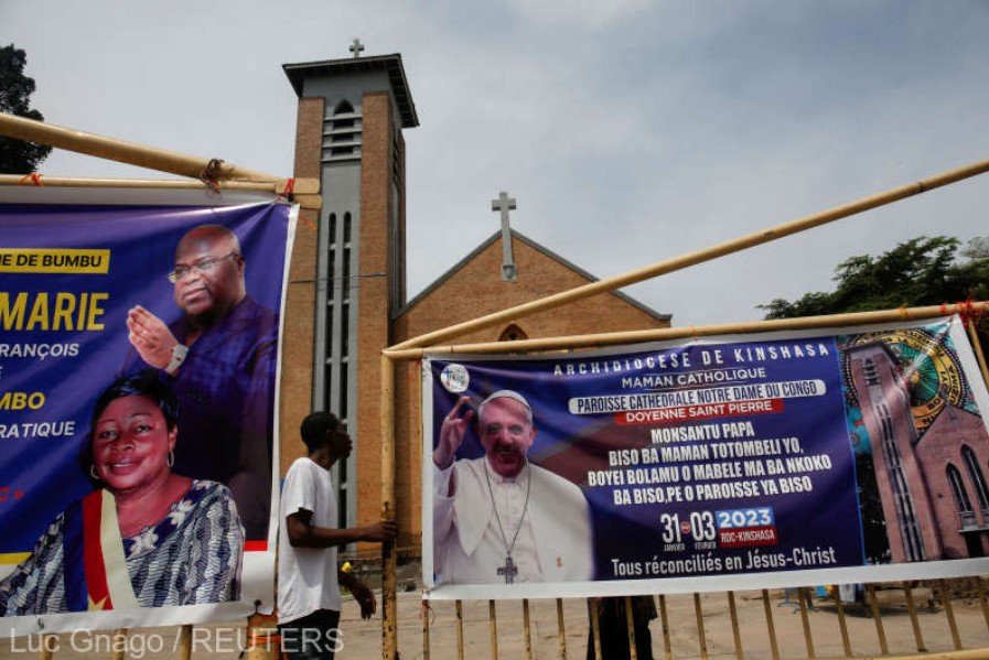  O parte din scena construită cu prilejul vizitei papei Francisc în Congo s-a prăbuşit