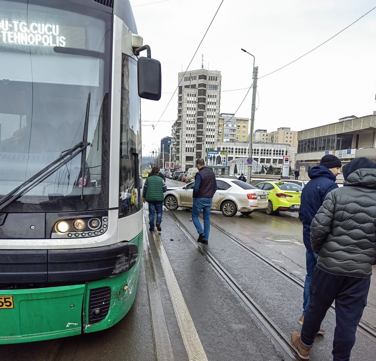  Accident pe Anastasie Panu: Un tramvai modern a izbit un autoturism – FOTO