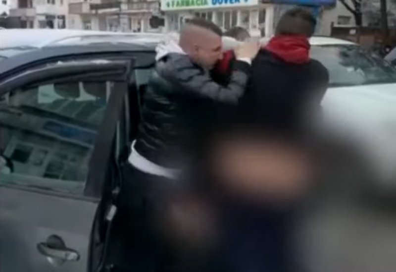  VIDEO Jandarm bătut în mașina lui după o șicanare în trafic