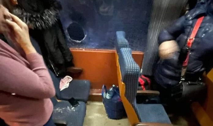  FOTO Tren de călători atacat cu pietre la Botoșani. O pasageră, rănită