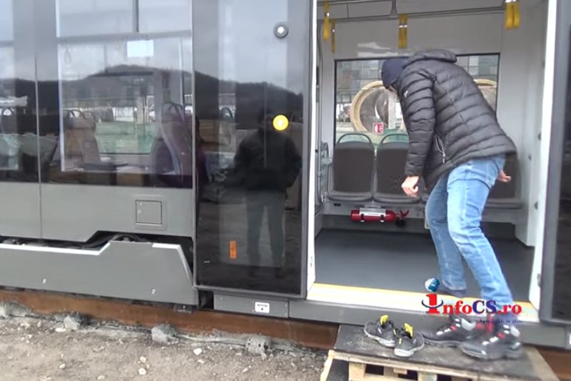  VIDEO La Reșița oamenii se descalță când urcă în primul tramvai modern ajuns în oraș