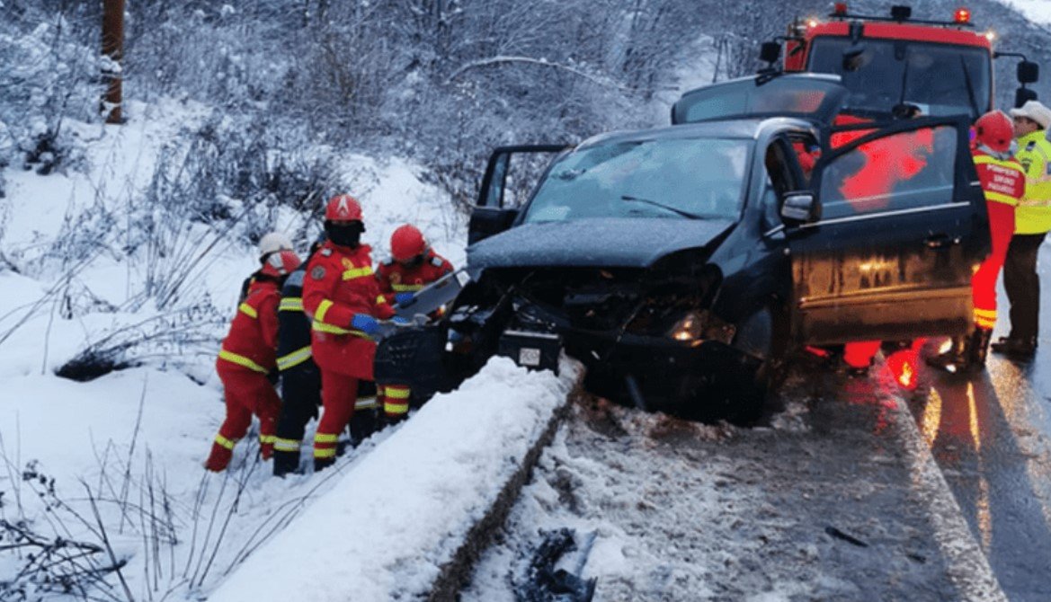  Un autoturism a intrat într-un cap de pod: şapte persoane au fost transportate la spital