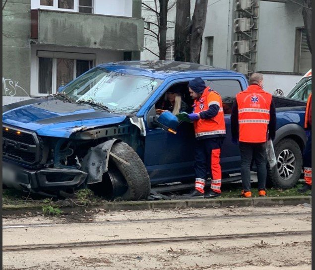  VIDEO – Soţia şefului CJ Caraş-Severin, Romeo Dunca, s-a izbit cu maşina de un copac