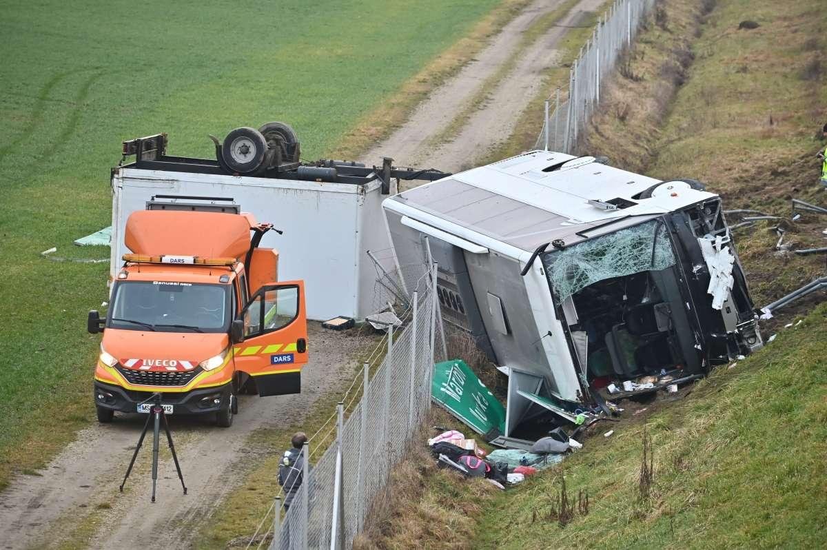  Autocarul implicat în accidentul din Slovenia în urma căruia au murit trei persoane a plecat din Iaşi şi trebuia să ajungă în Sicilia