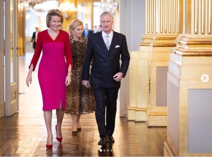  Dezbatere aprinsă în jurul rochiei purtate de Regina Mathilde a Belgiei. Lipsă de bun gust sau alegere îndrăzneaţă?