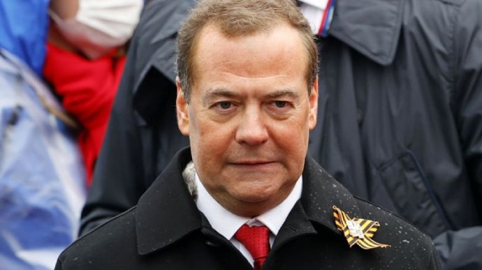  Dmitri Medvedev, fostul preşedinte rus, ameninţă că „va da foc” Ucrainei în cazul unor noi transporturi de arme