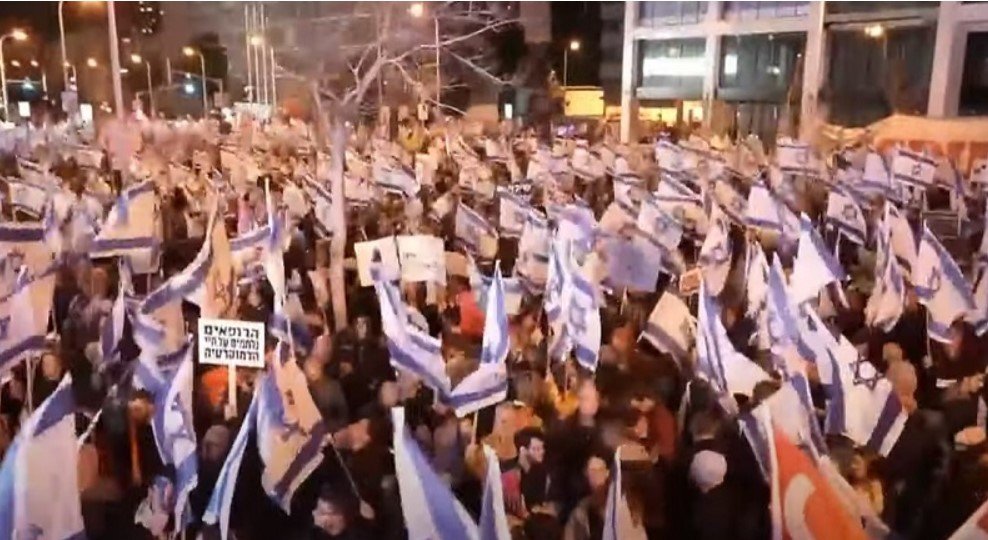  Mii de oameni au ieşit în stradă la Tel Aviv şi au manifestat împotriva lui Netanyahu