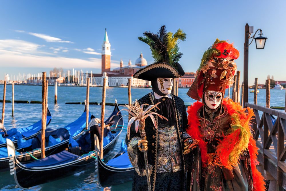  Carnavalul de la Veneţia îşi recapătă strălucirea de altădată