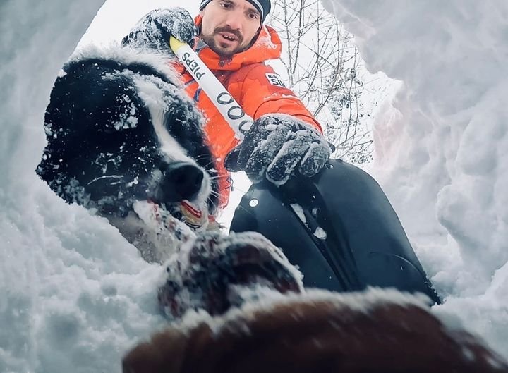  VIDEO Cum sunt dresați câinii să salveze oamenii surprinși de avalanșe. Înregistrări la stațiile Salvamont din România
