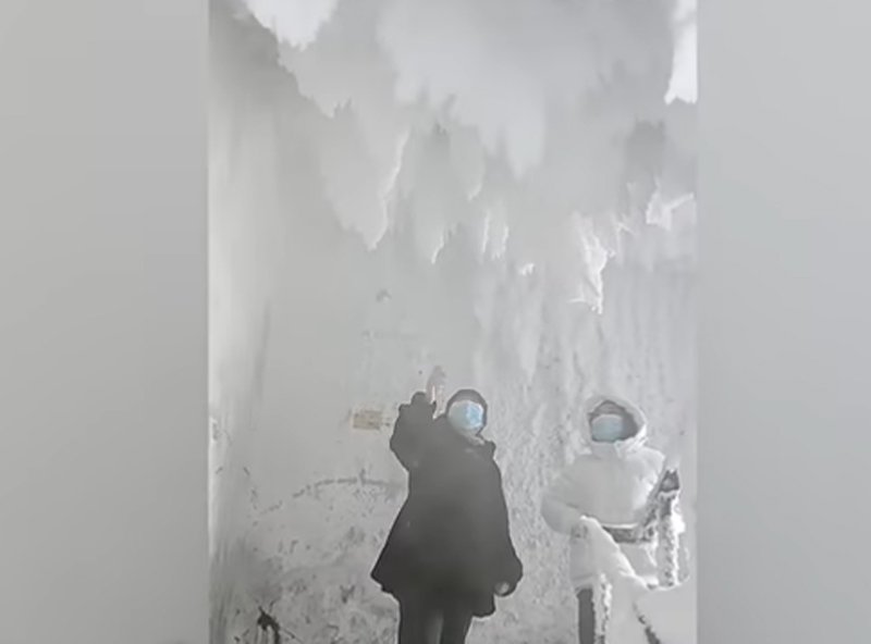  VIDEO Cum arată un bloc din China, după ce un rezident a uitat ușa deschisă la -40 de grade Celsius