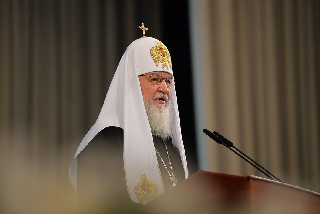  Patriarhul Kiril, sluga KGB a lui Putin, a suspendat un preot care a îndemnat la pace în timpul slujbei