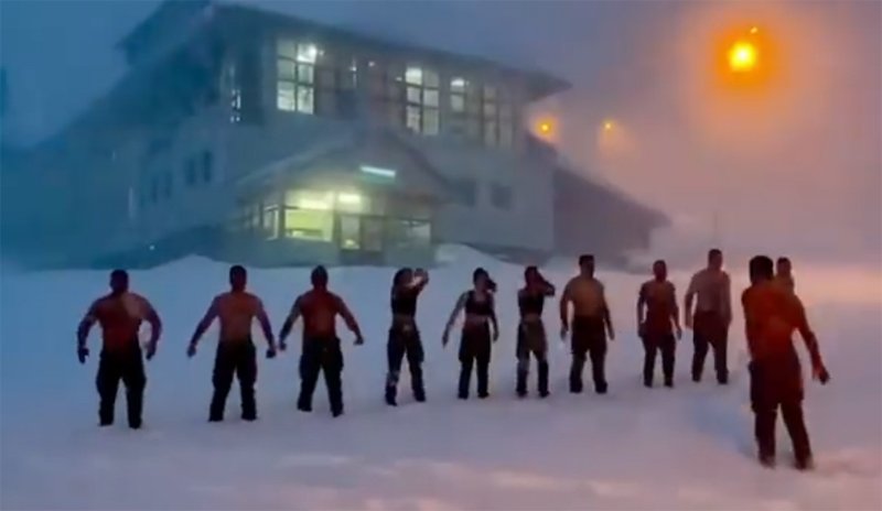  VIDEO Viitori ofițeri, băieți și fete, scoși desculți și cu bustul gol în zăpadă, pe ger, la instrucție în Parâng