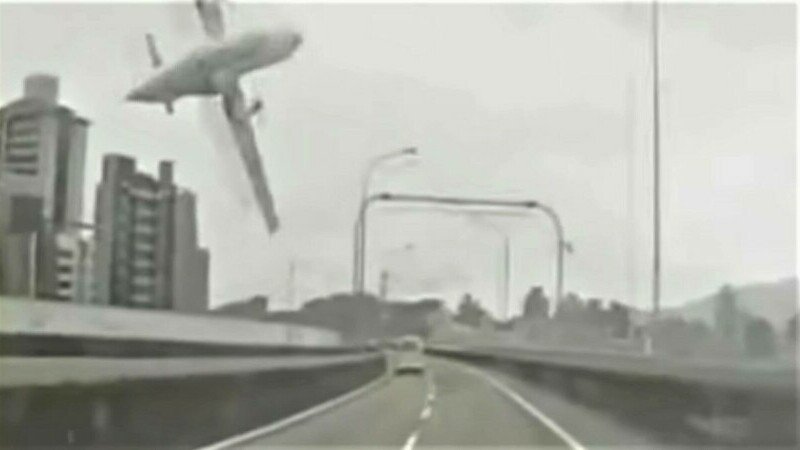  VIDEO Momentul șocant în care un avion aflat în zbor taie un taxi în două