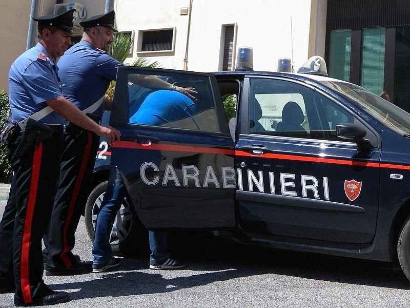  Trei persoane, inclusiv o româncă, arestate după ce au bătut şi jefuit o femeie la Florenţa